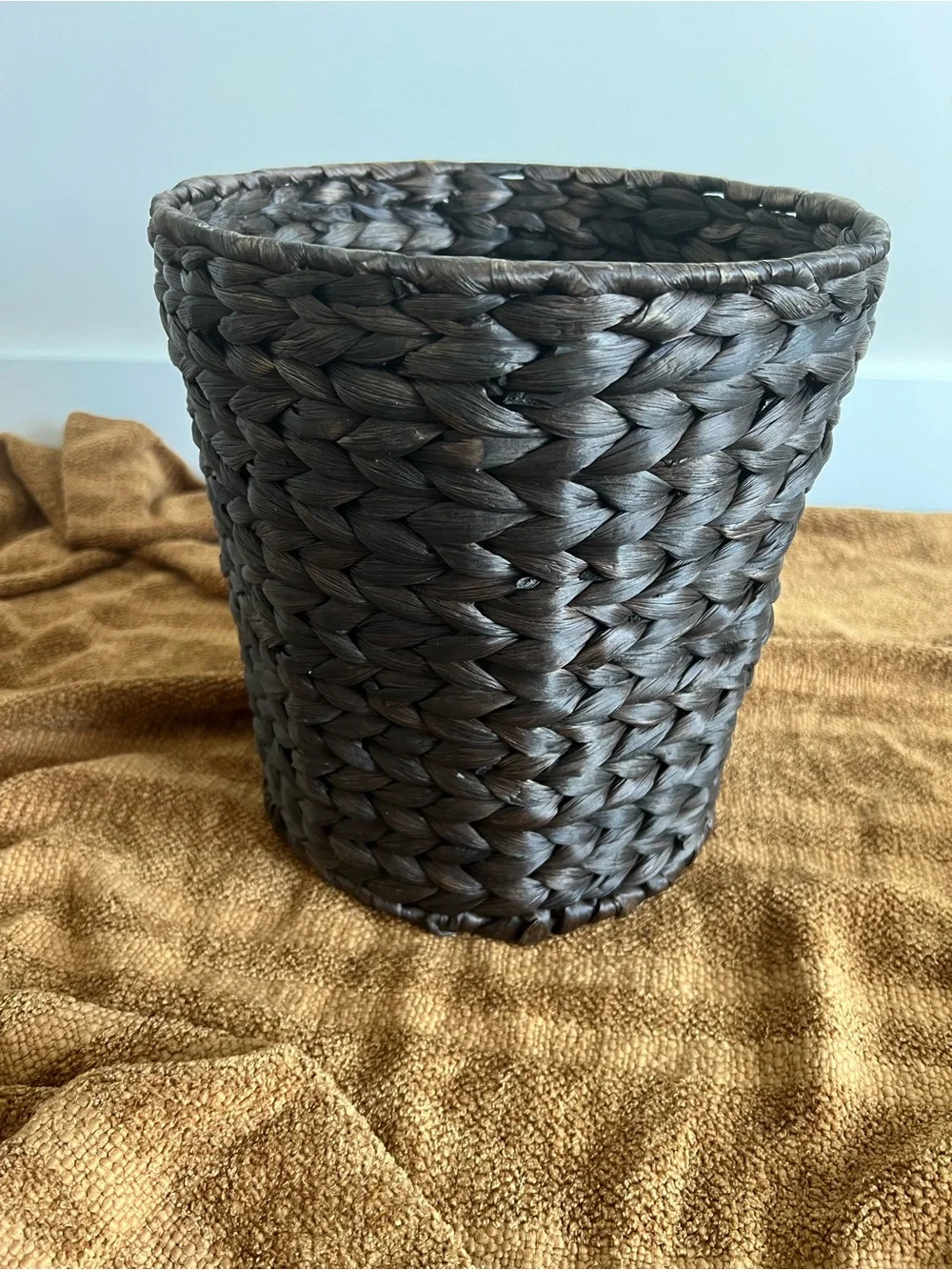Casafield Espresso Brown Water Hyacinth Waste Basket Trash Can NWOT